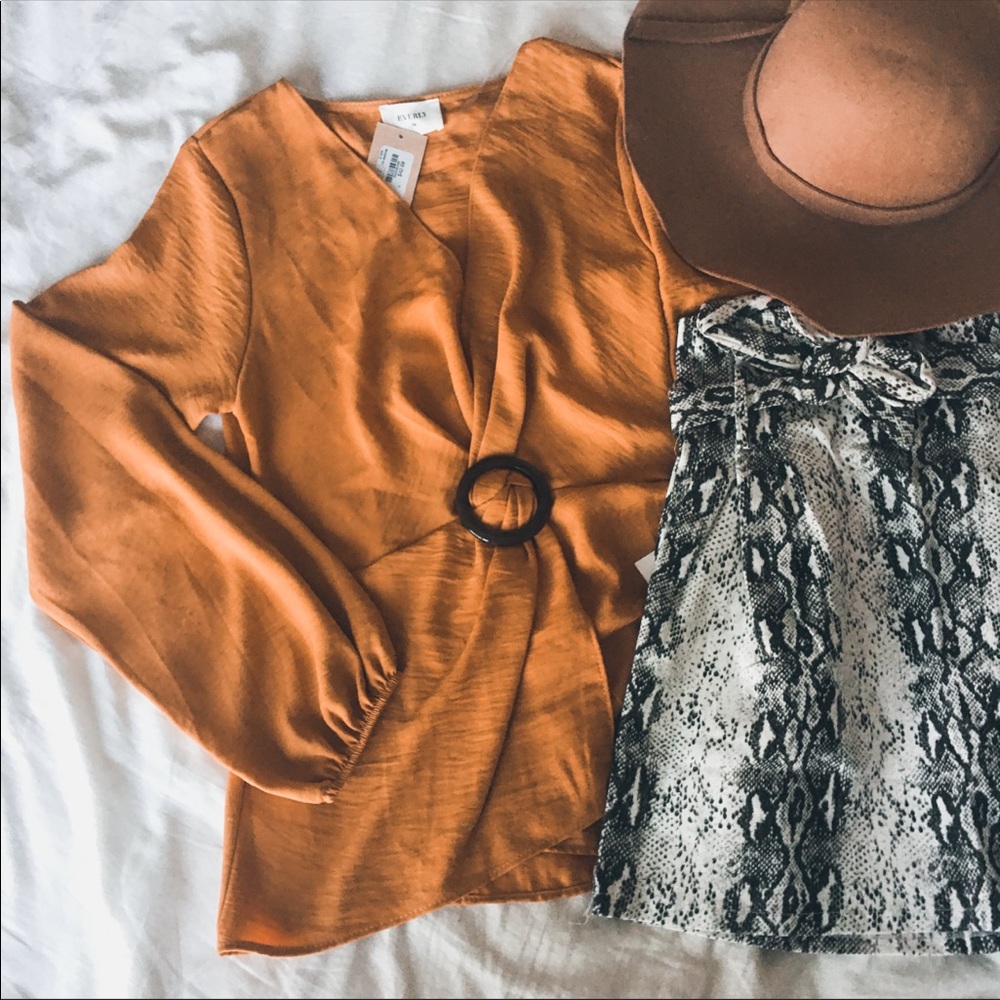Nwts Mustard yellow tortoise ring twist blouse